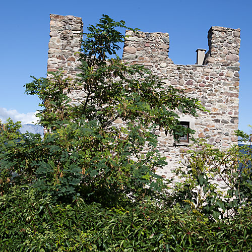 Der Turm ist grün getarnt, macht aber nicht den Eindruck von Wehrhaftigkeit.